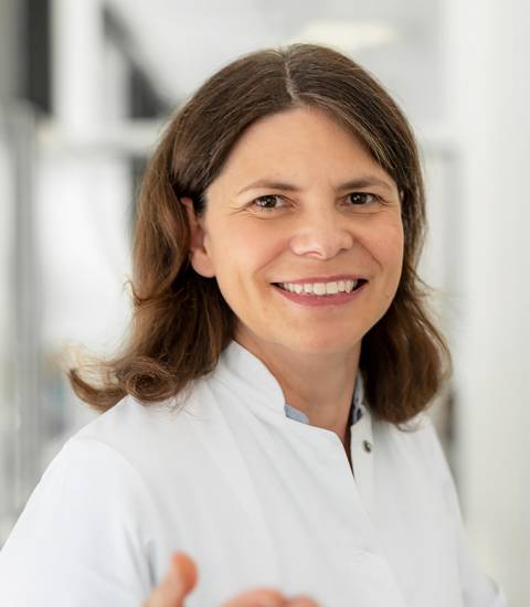Dr. med. Martina Lukas (Dr. med. Martina Britten), eine Frau in weißem Arztkittel, heißt einen herzlich willkommen.