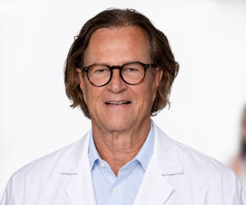 Dr. Wilhelm Knarr, ein Mann in weißem Arztkittel, ein Spezialist der Rheumatologie