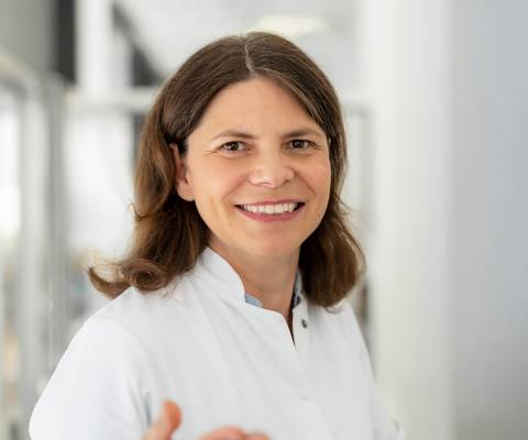 Dr. Martina Lukas, eine Frau in weißem Arztkittel, eine Spezialistin der Kardiologie