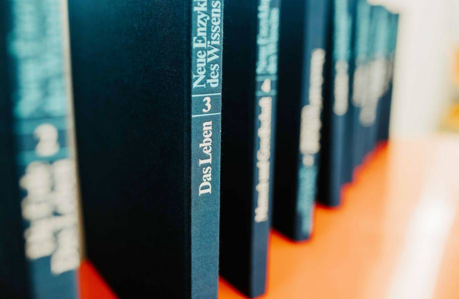 Sehr ordentlich aufgestellt Medizinbücher mit dunkelblauem Stoffeinband