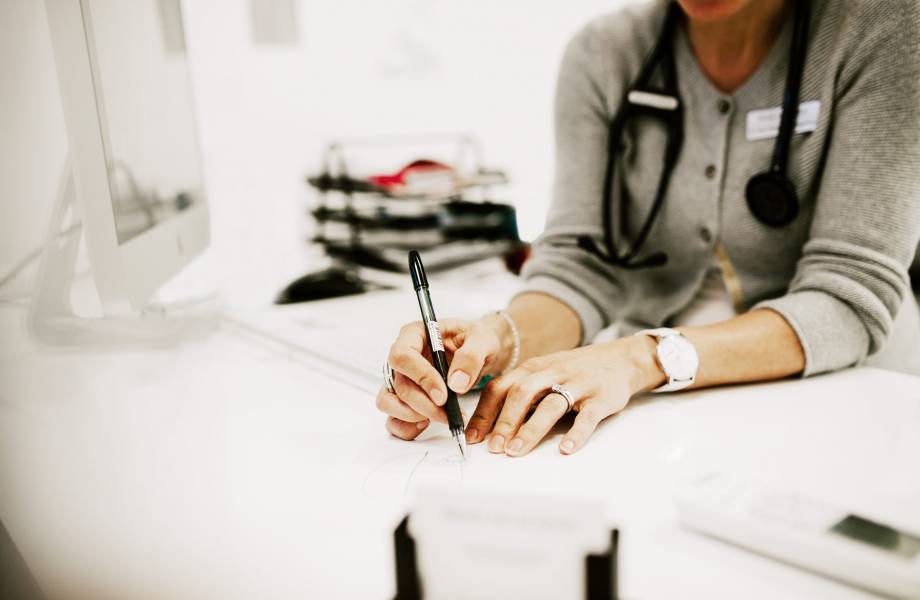 Frau Schüler-Ramos zeichnet einem Patienten etwas auf, was bei der Erklärung des Krankheitsbildes hilft