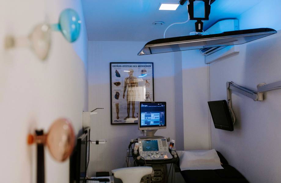 Lichtdurchflutete helle Praxisräume der Praxis am Museum