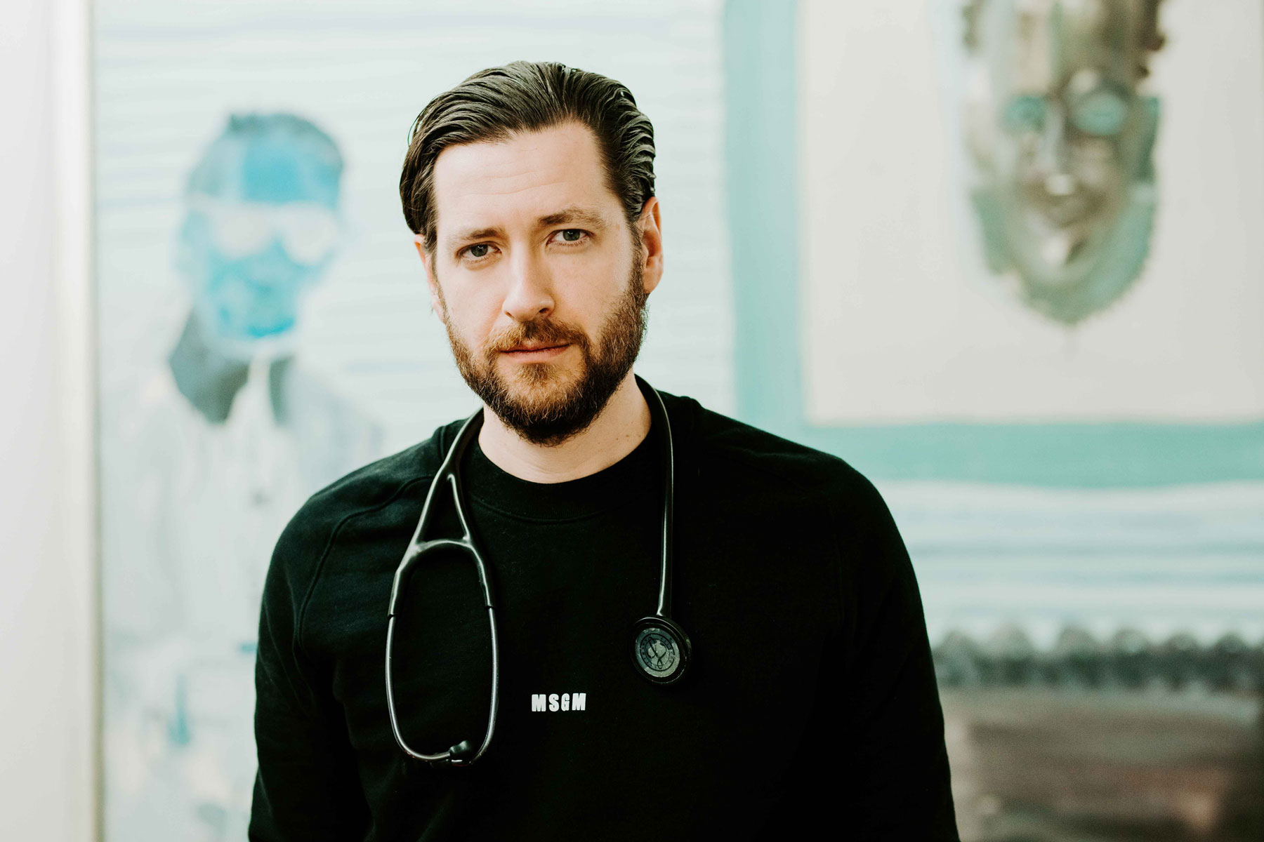 Dr. med. Boris Steinhart, mit schwarzem Sweatshirt und Stetoskop um den Hals
